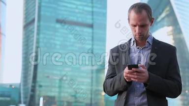 英俊的成年男子站在城市街道上发短信的肖像，商人在读短信